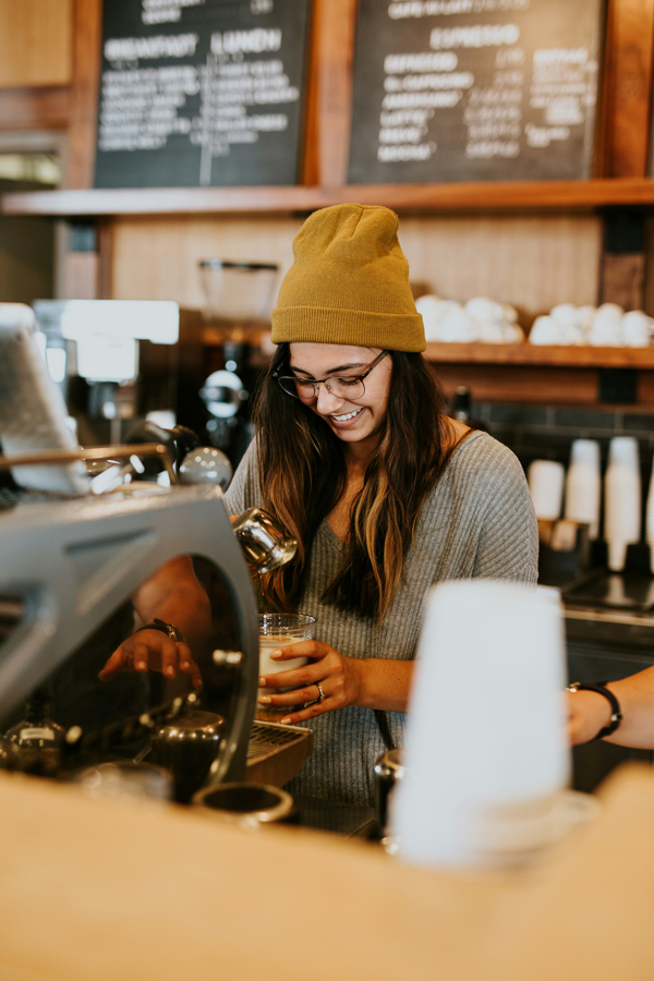 Une femme dans un restaurant qui utilise l'application Cerespro