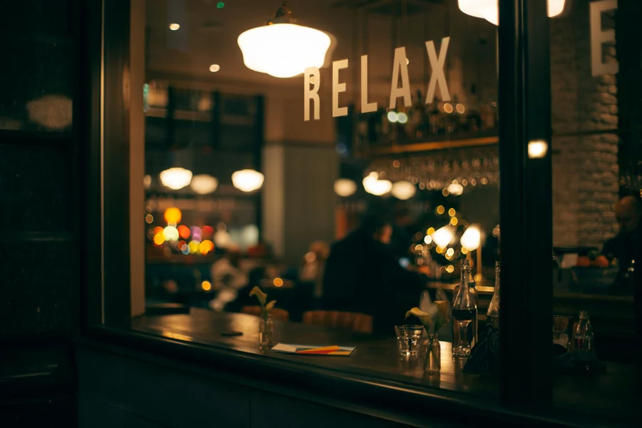 Bar-restaurant en soirée vu depuis la rue