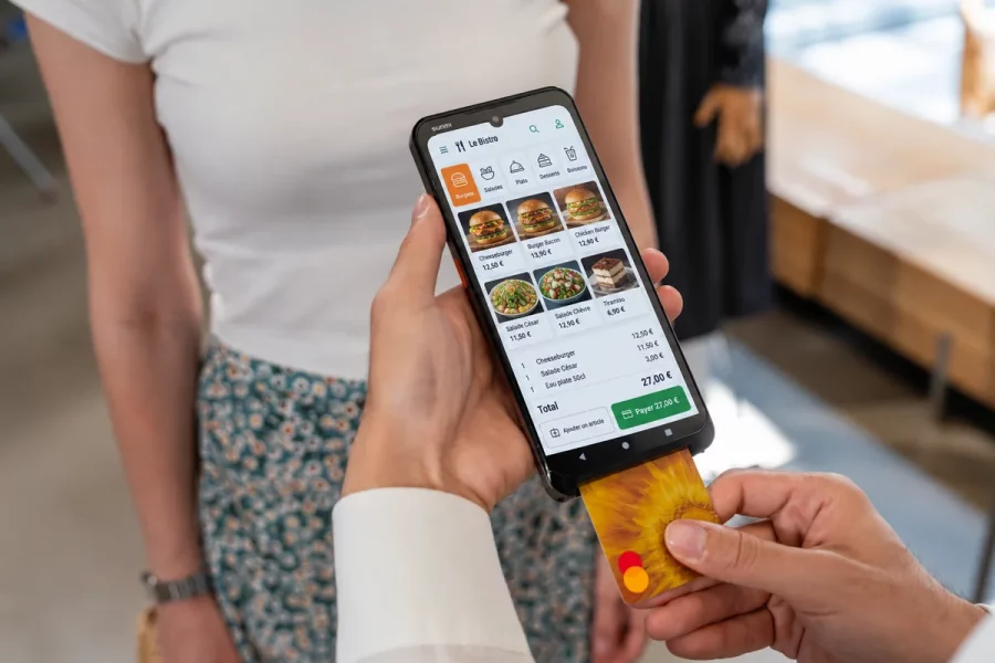 Paiement par carte bancaire à table sur un pad de prise de commande avec terminal de paiement intégré