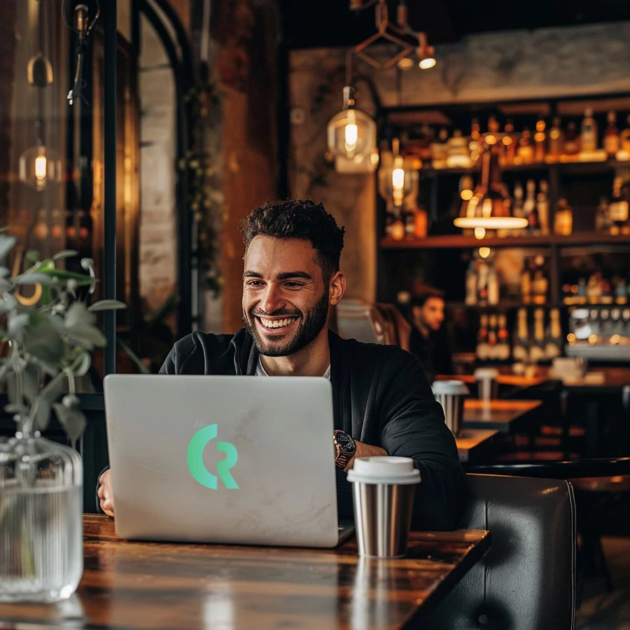 Restaurateur souriant travaillant sur CERESPRO dans son bar