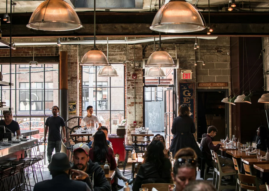 Salle de restaurant pleine pendant le service